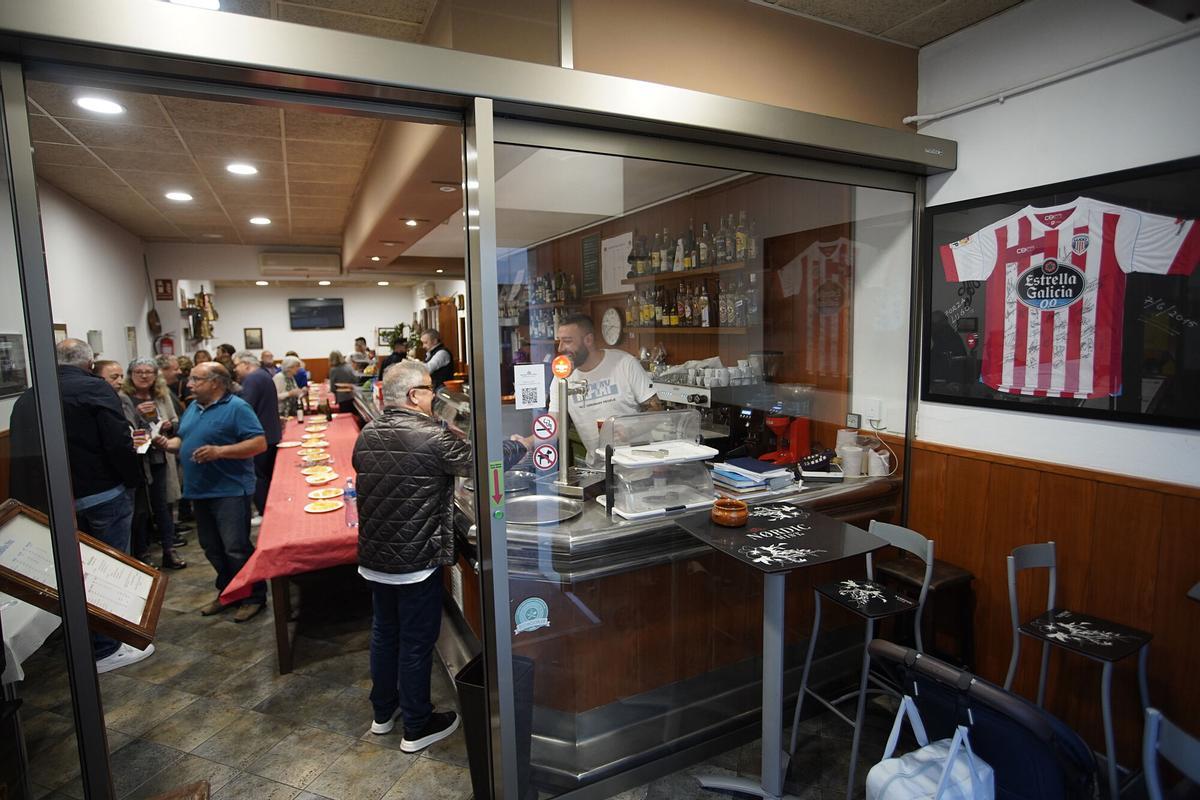 Girona restaurant aliança ( Heroïnes Santa Barbara, 3) 22 anys servint pop a Girona festa de comiat dels actuals amos de la Pulperia Aliança samarreta equip futbol Lugo 7 juny 2015