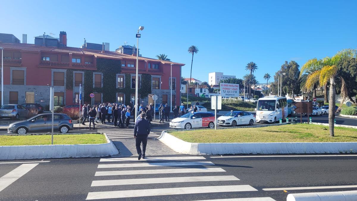 Imagen de archivo de taxistas de Telde durante una protesta delante del edificio del Ayuntamiento.