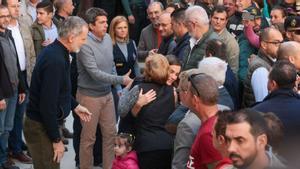 Xiva i Utiel reben Felip i Letizia amb aplaudiments i Mazón amb crits