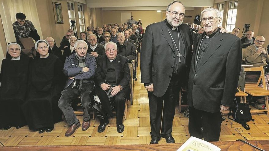 Gabino Díaz Merchán, a la derecha, junto al arzobispo Sanz Montes, antes del acto de presentación.