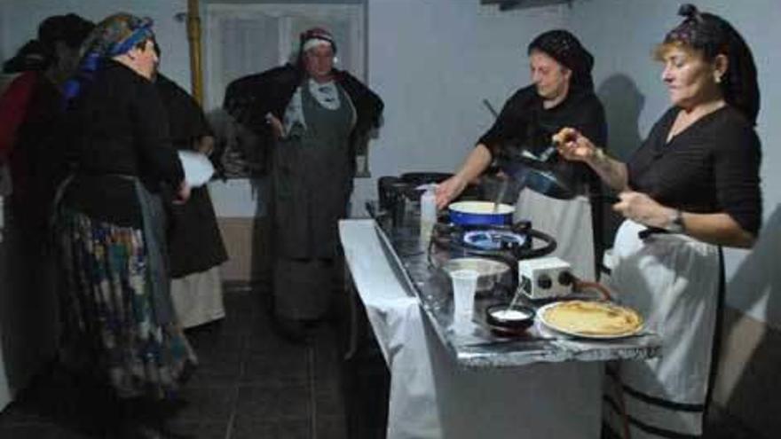 Mujeres elaborando frixuelos en una edición anterior.