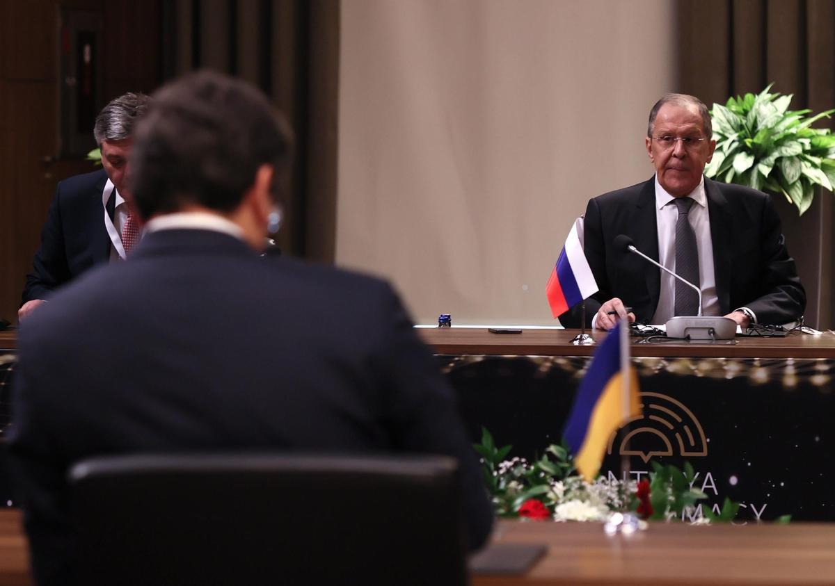 Sergei Lavrov y Dmitro Kuleba, durante la reunión.