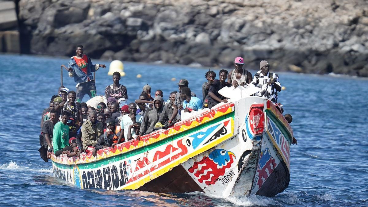 Llegada de un cayuco con unas 170 personas migrantes a bordo al puerto de La Restinga, en El Hierro.