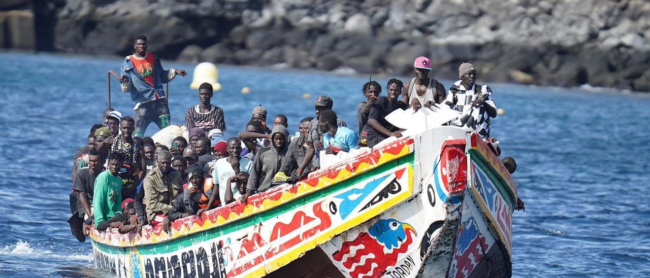 Llegada de un cayuco con unas 170 personas migrantes a bordo al puerto de La Restinga, en la isla de El Hierro