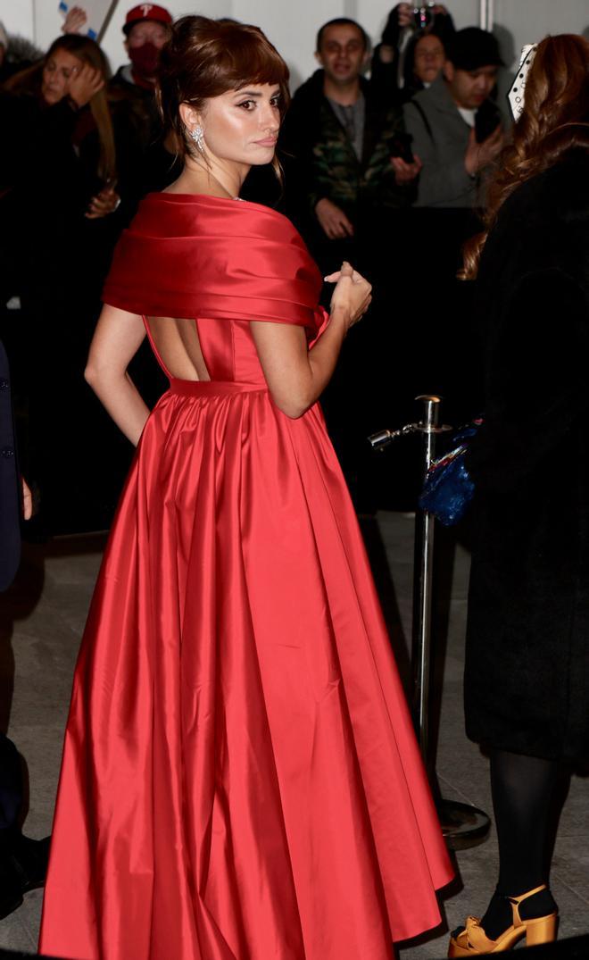 Penelope Cruz, con flequillo recto y vestido de Chanel