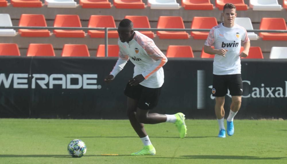 Anil Murthy, atento al entrenamiento del Valencia