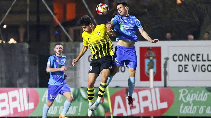 Brais Blanco, del Rápido de Bouzas, salta de cabeza con un jugador del Barbadás. // MARTA G. BREA