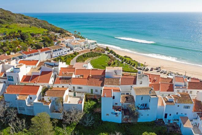 Vista aérea del pueblo y la playa Salema