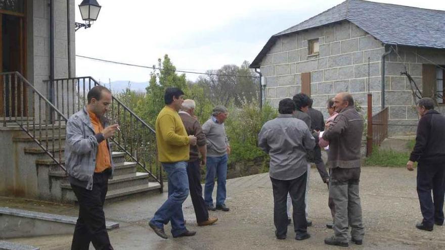 Concejales de Galende departen a la puerta del Ayuntamiento tras el pleno.