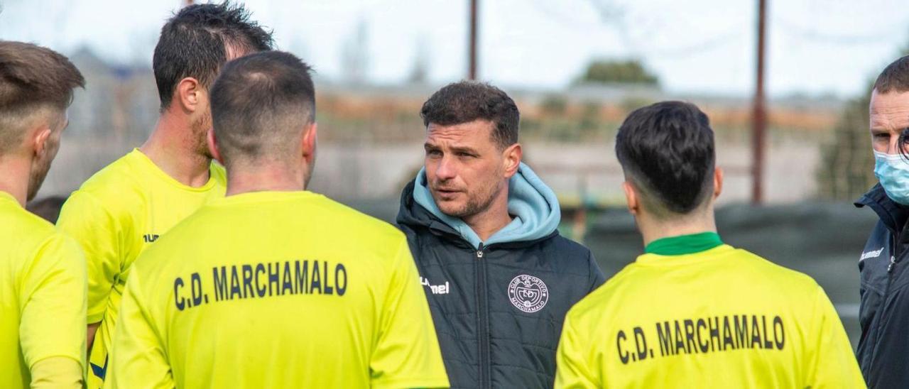 El entrenador del Marchamalo, Aitor Gómez, se dirige a sus jugadores en el entrenamiento de ayer. | CDM