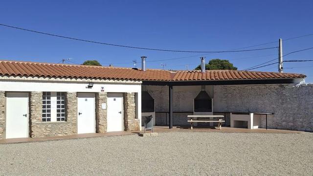 Nueva zona de barbacoas en las piscinas municipales de Longares. | SERVICIO ESPECIAL