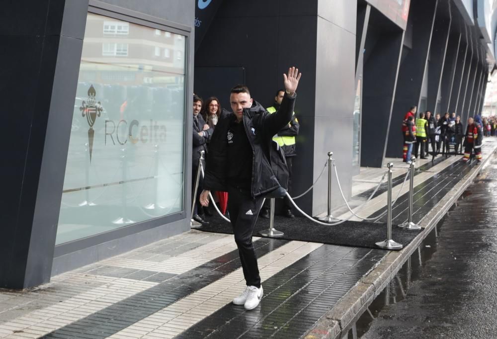 Locura en la llegada del Celta a Balaídos antes del partido contra la Real. // A. Villar