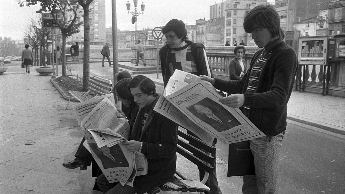Un grup de gironins llegint a la Rambla de Girona informacions de premsa sobre la mort de Franco.