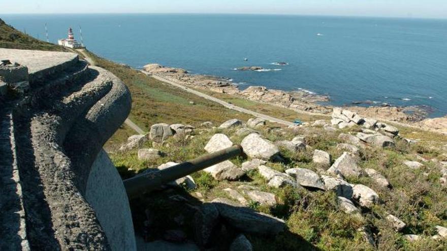 Vista de la costa de Silleiro, con el faro al fondo a la izquierda, desde la batería militar, abandonada desde los años noventa.  // FdV