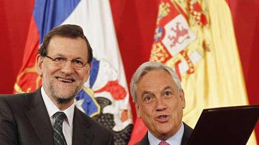 Rajoy y el presidente chileno, Sebastián Piñera, ayer en Santiago.// Reuters