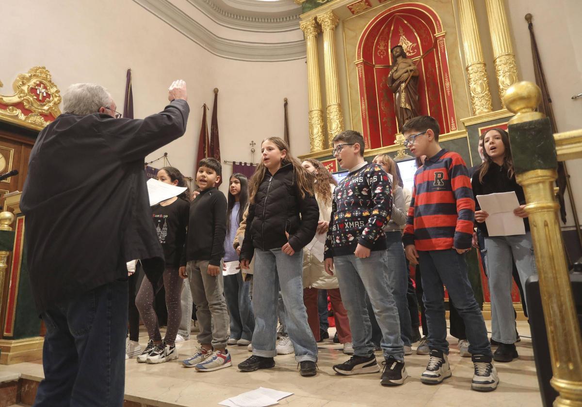 Celebración del XXII Concurso de dibujo de la Cofradía de la Sang por Navidad, con la actuación de los coros de religión de los colegios José Romeu y Cronista Chabret.