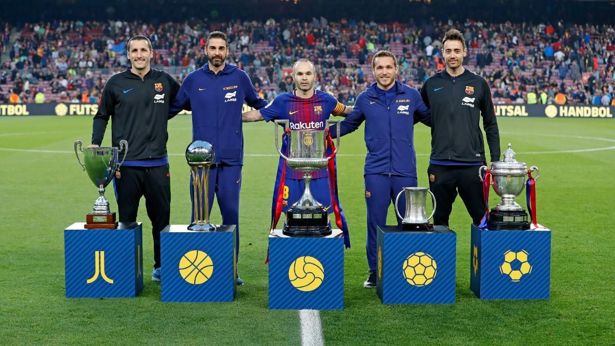 Los capitanes Aitor Egurrola, Juan Carlos Navarro, Andrés Iniesta, Víctor Tomàs y Paco Sedano con sus respectivas Copas