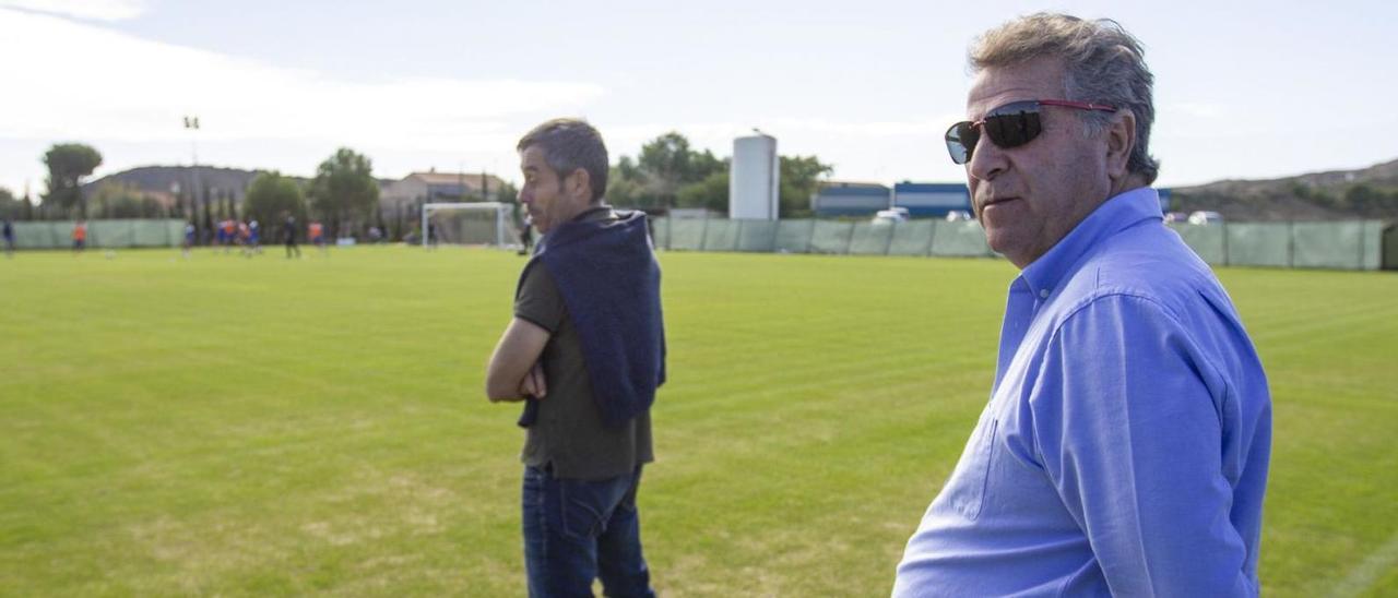 Enrique Ortiz y Carmelo del Pozo observan un entrenamiento del Hércules en las instalaciones de Fontcalent antes del parón navideño. | JOSE NAVARRO