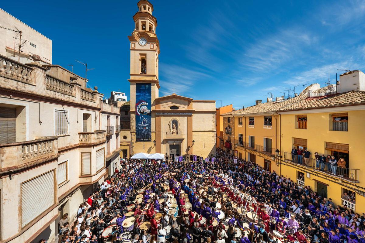 Gran ambiente en la plaza de la Iglesia.