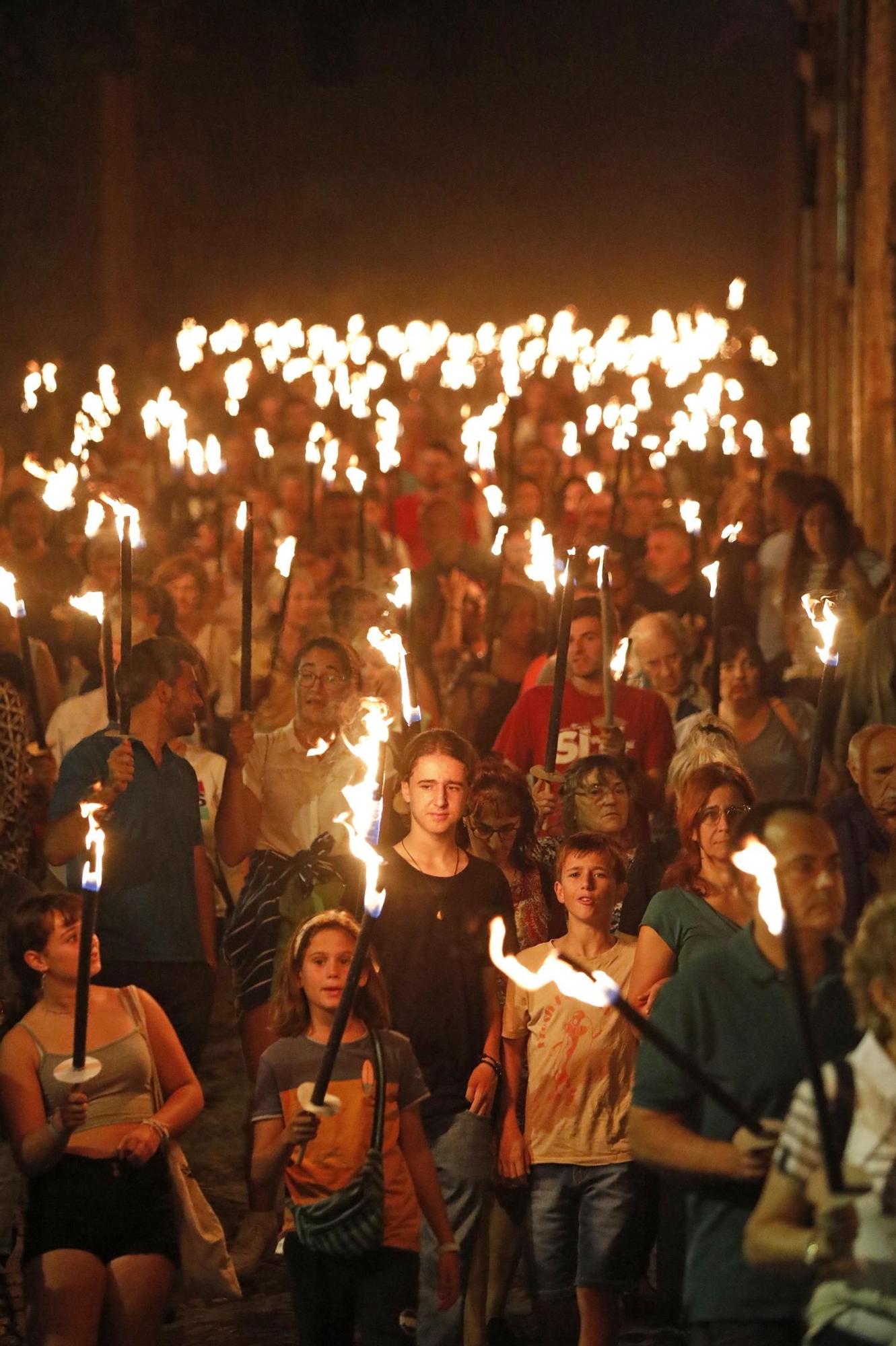 La Marxa de les Torxes il·lumina el Barri Vell de Girona