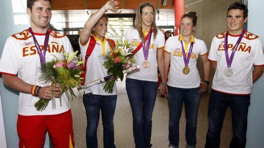 David Cal, Teresa Portela, Begoña Fernández, Tamara Echegoyen y Javi Gómez Noya, en Peinador, a su regreso de los Juegos de Londres. // José Lores