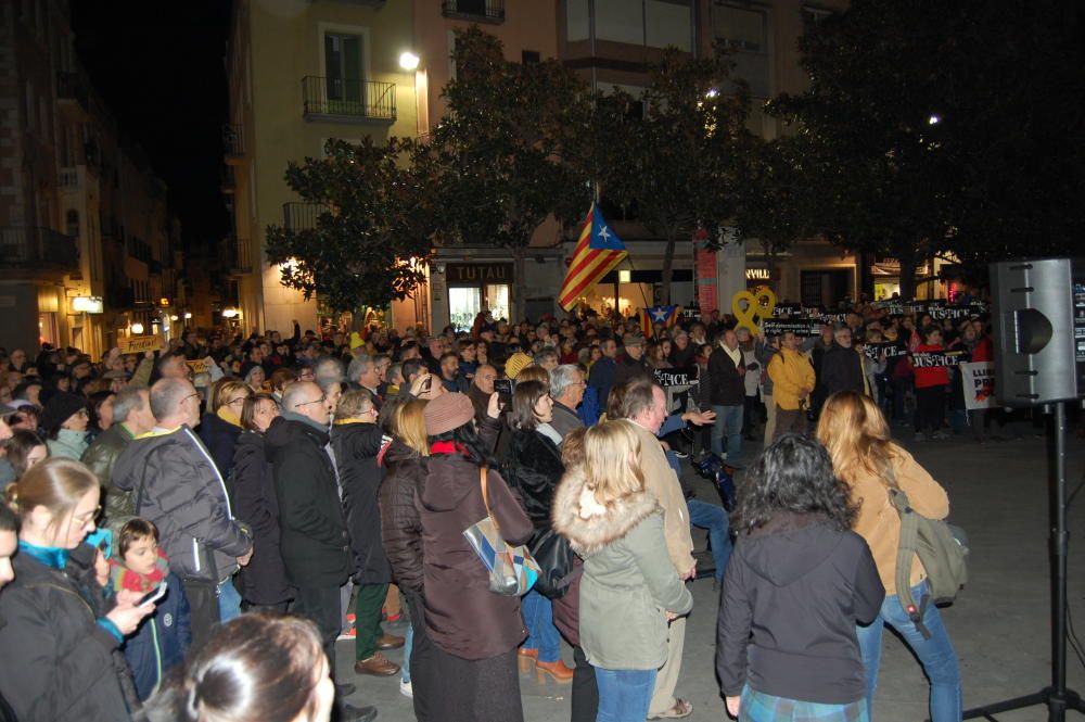 Protesta a la plaça de l'Ajuntament de Figueres