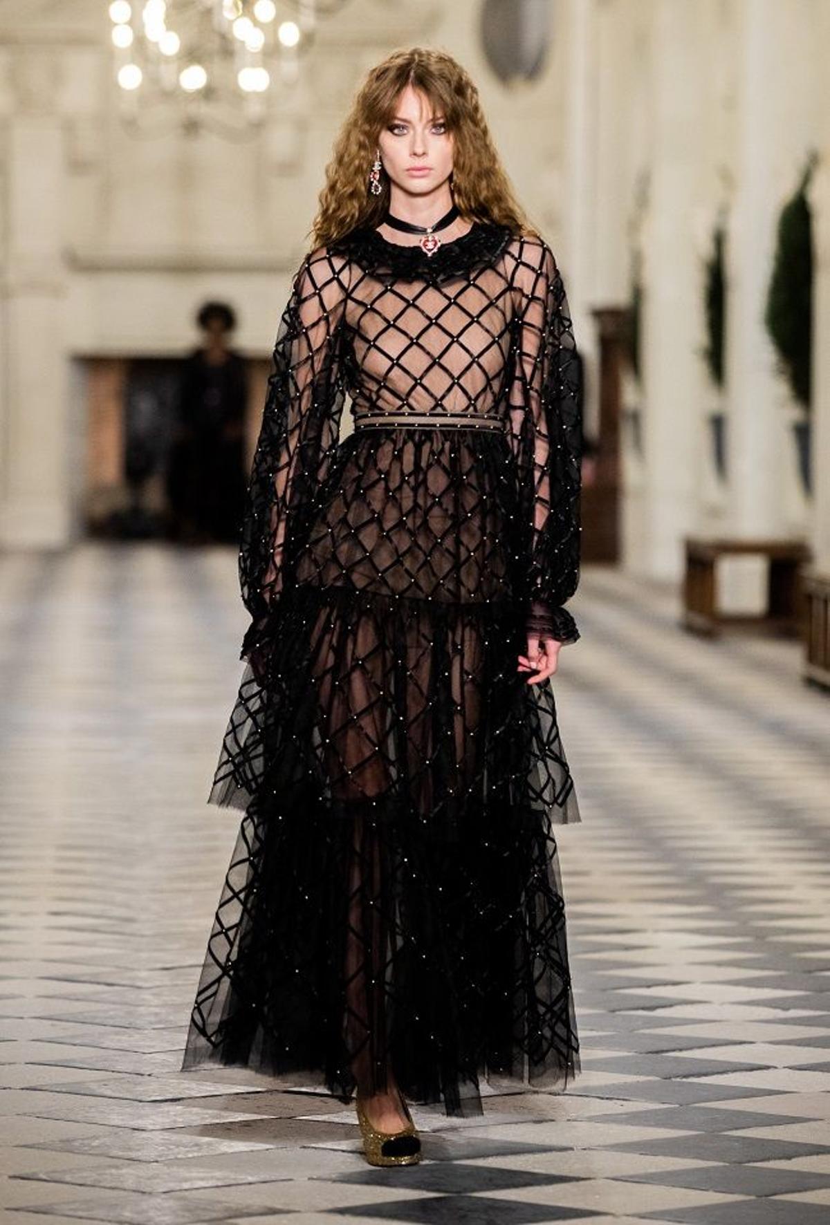 Chanel Métiers d'Art 2020/21: vestido negro de transparencias