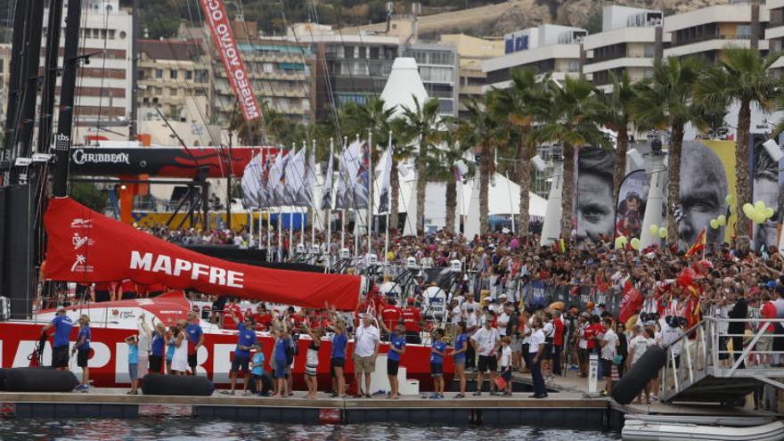 Multitud de público en el Puerto de Alicante en la salida de la edición 2014-15