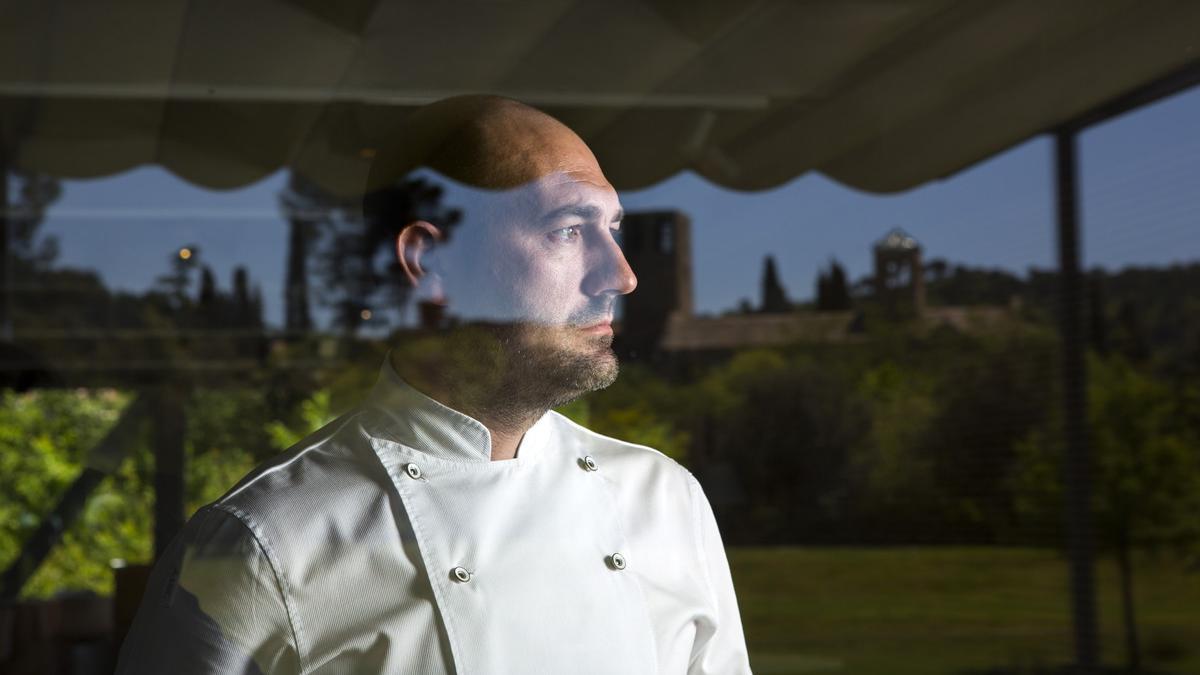 Jordi Llobet, con el monasterio de Sant Benet de Bages al otro lado del cristal. Foto: Marc Vila