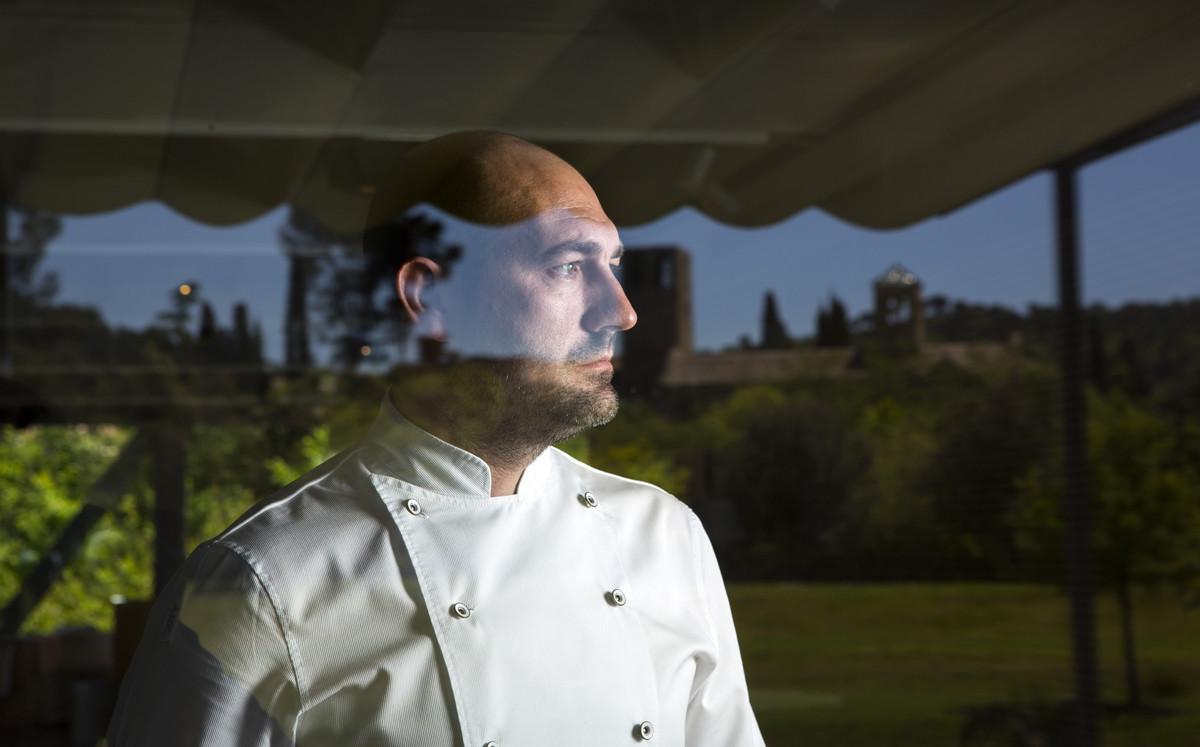 Jordi Llobet, con el monasterio de Sant Benet de Bages al otro lado del cristal. Foto: Marc Vila