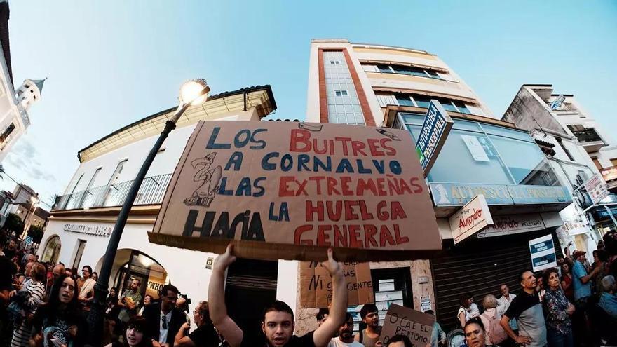 VÍDEO | Más de un centenar de personas salen a la calle en Mérida y denuncian el negocio sin escrúpu ...