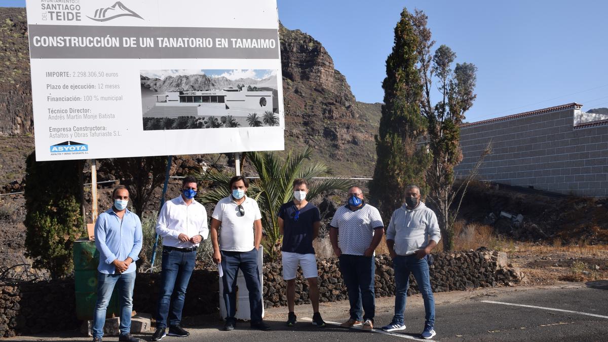 La firma del acta de replanteo de la obra del tanatorio de Tamaimo