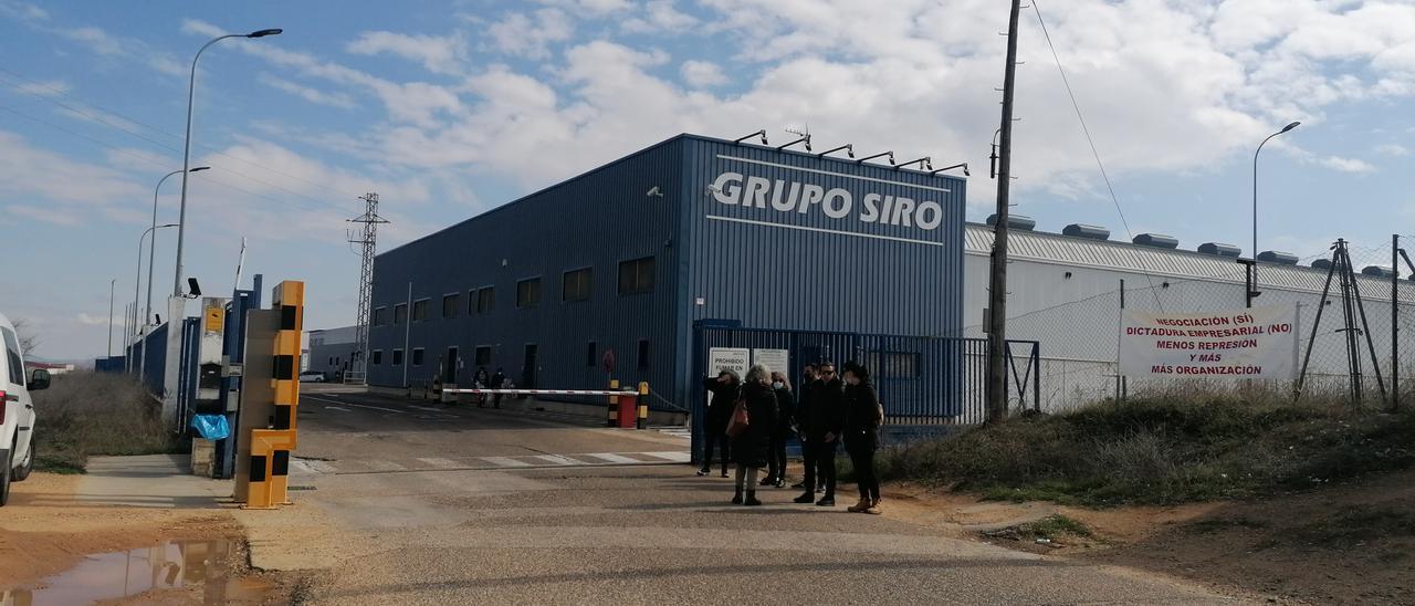 Trabajadores en el acceso principal a las instalaciones de la fábrica de Siro en Toro