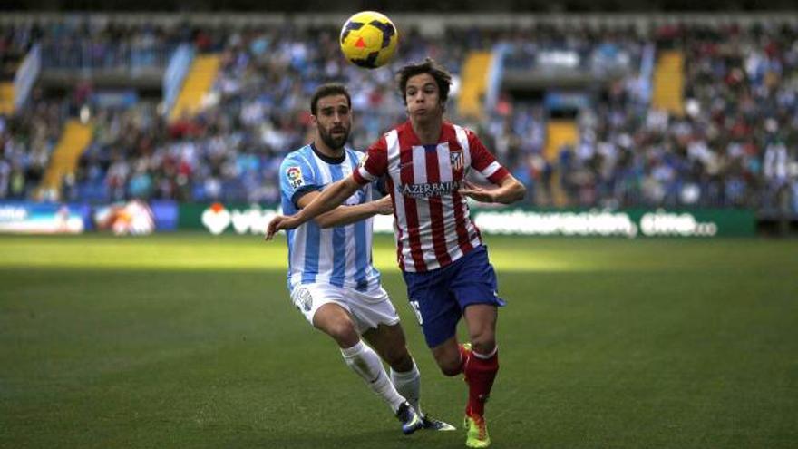 Oliver Torres y Jesús Gámez se disputan el balón.
