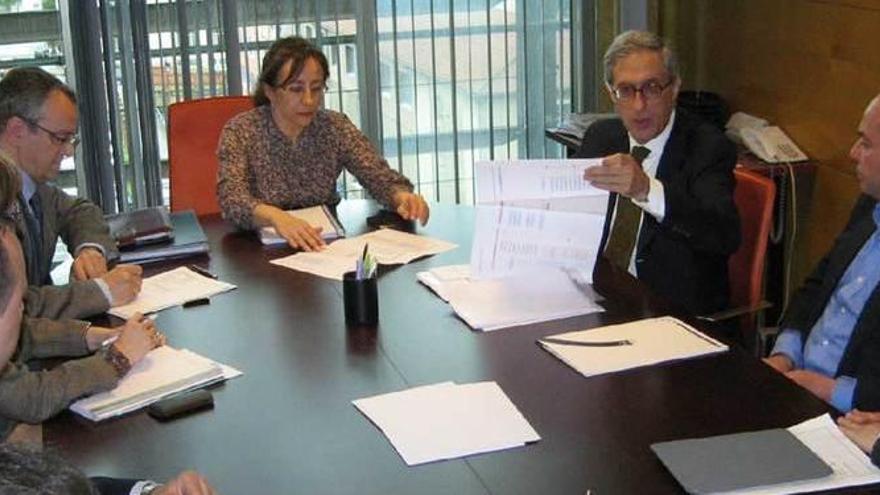 Belén Fernández, en el centro, y Ramón Álvarez Maqueda, a su izquierda, en una reunión en Oviedo.