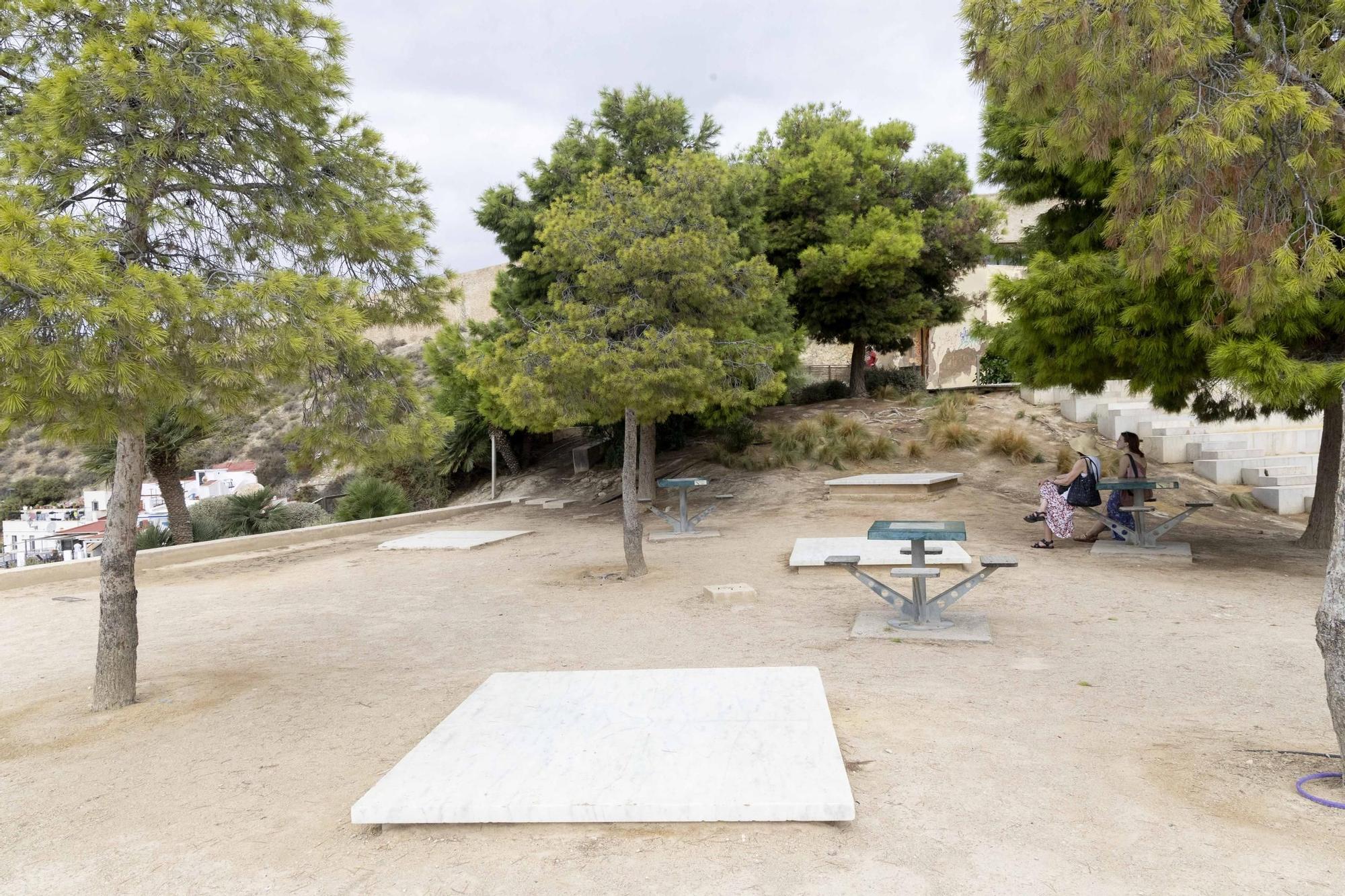 Mal estado y suciedad en el parque de la Ereta en Alicante