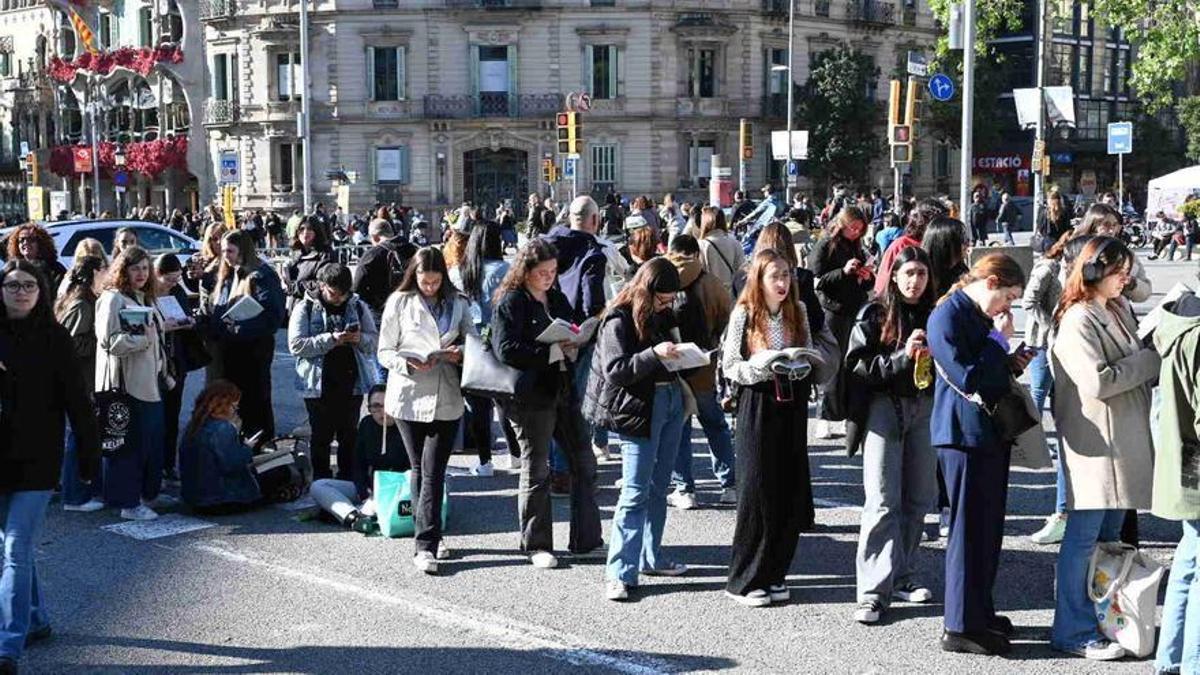 Lectores esperan en fila en el paseo de Gràcia para conseguir la firma de Javier Castillo.