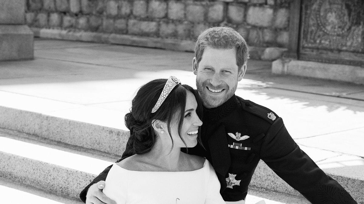 Harry y Meghan en la foto oficial en blanco y negro de su boda