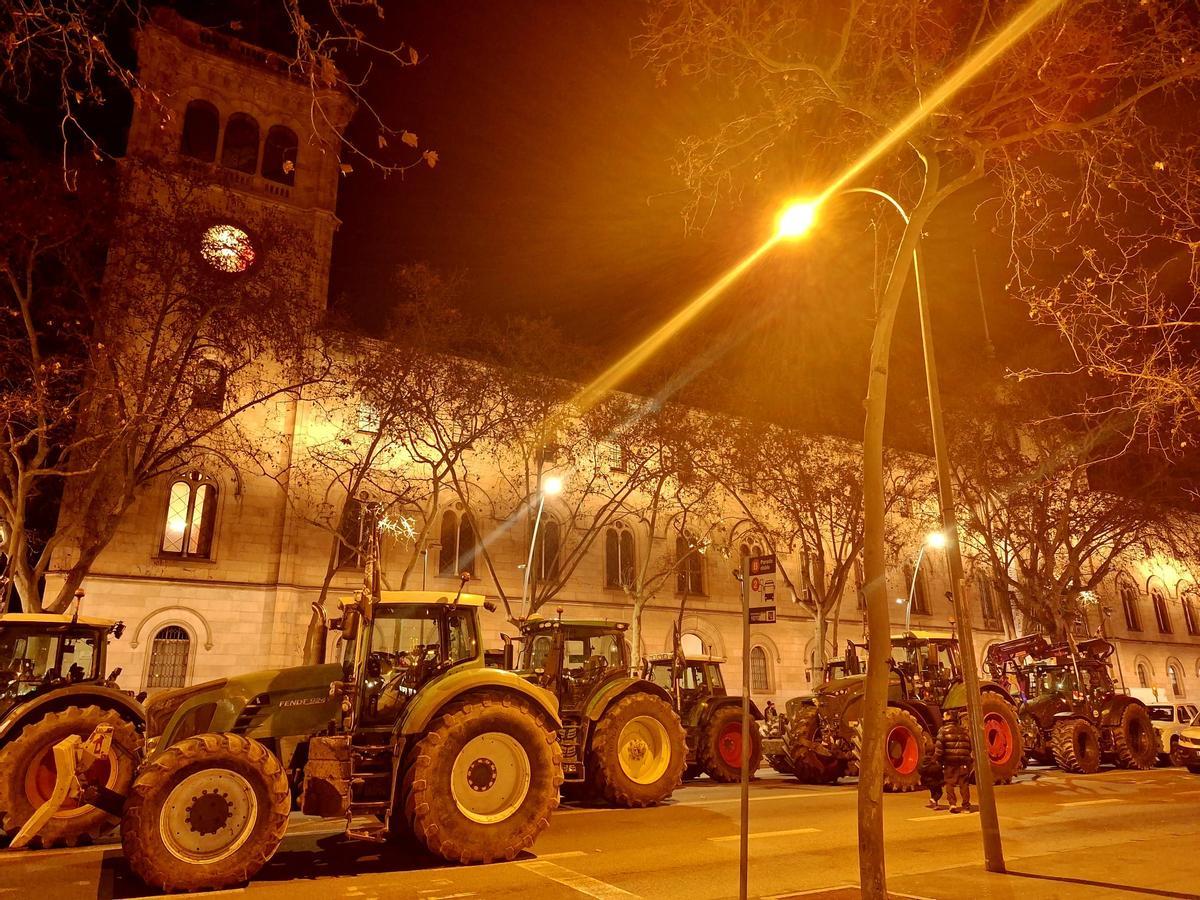 Los tractores, descansando en plaza Universitat antes de la manifestación de este sábado. A 6 de febrero de 2026