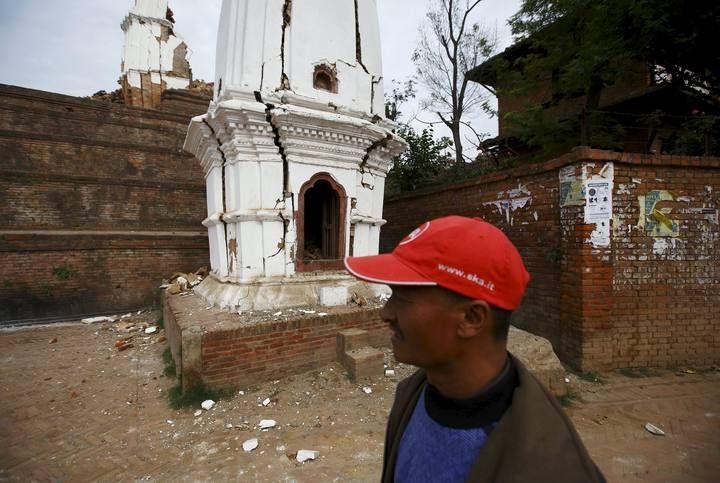 Un hombre camina junto a los templos dañados tras el terremoto en Katmandú