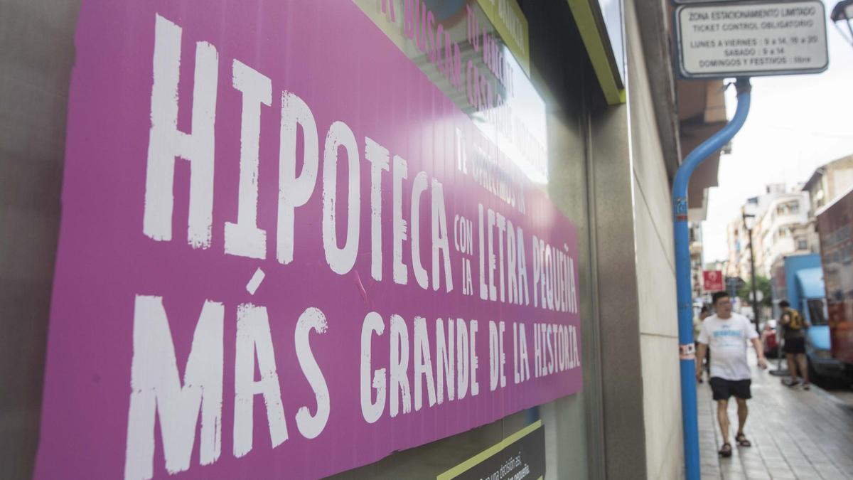 Publicidad de hipotecas en un banco en Alicante