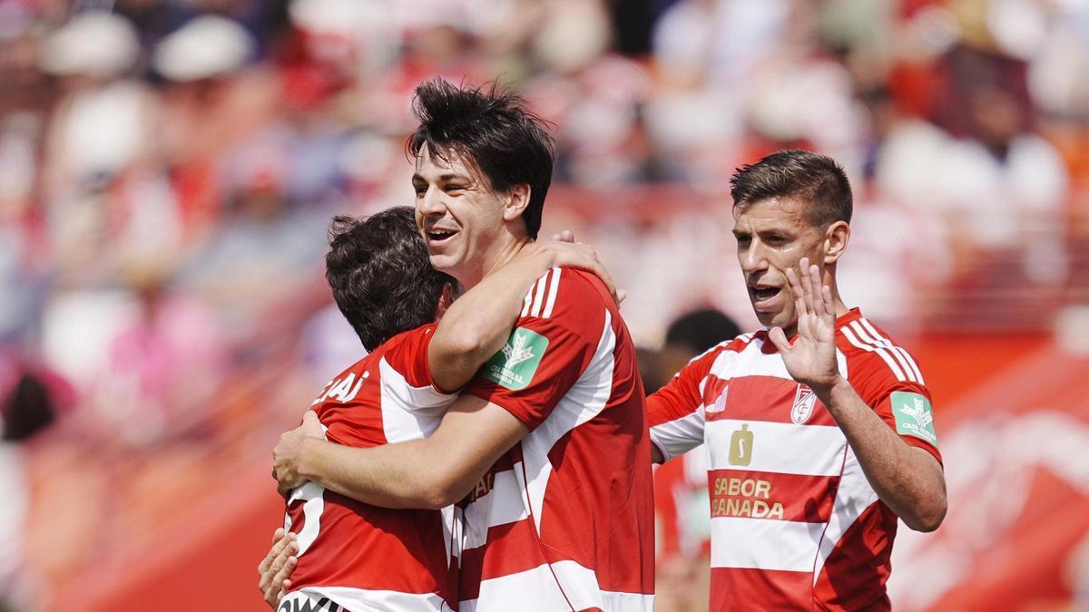 Gonzalo Petit celebra un gol con el Granada