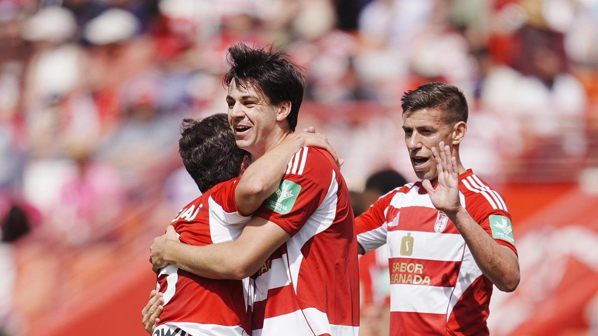 Gonzalo Petit celebra un gol con el Granada