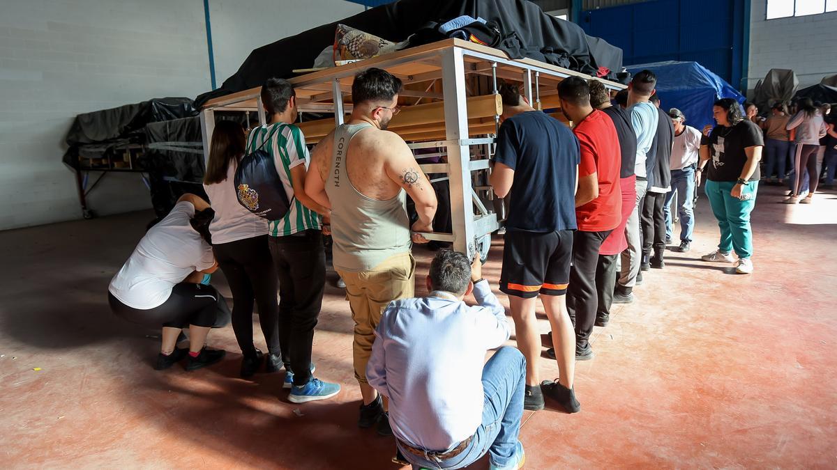 Los costaleros de Mater Desolata se preparan para la procesión.