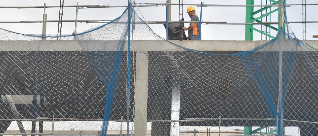 Un obrero en un edificio en construcción