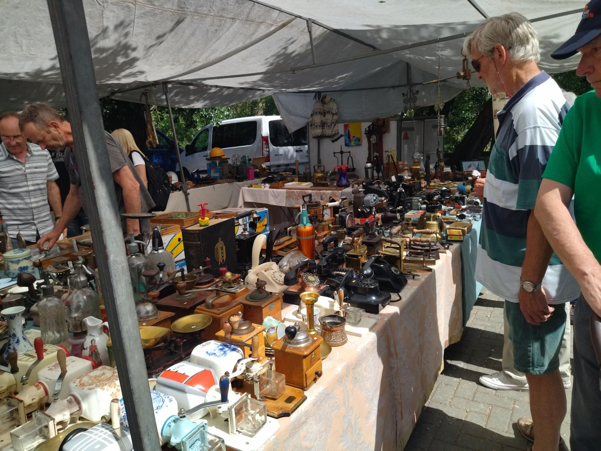 Kitsch y tradición: un paseo por el rastro de Xaló