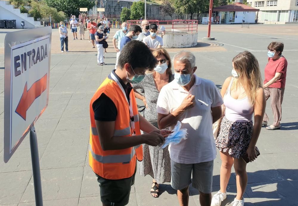 Las imágenes de una jornada tan histórica como atípica en la comunudad gallega. Unos comicios marcados por la pandemia del coronavirus, el calor y el dilema de elegir a quién votar.