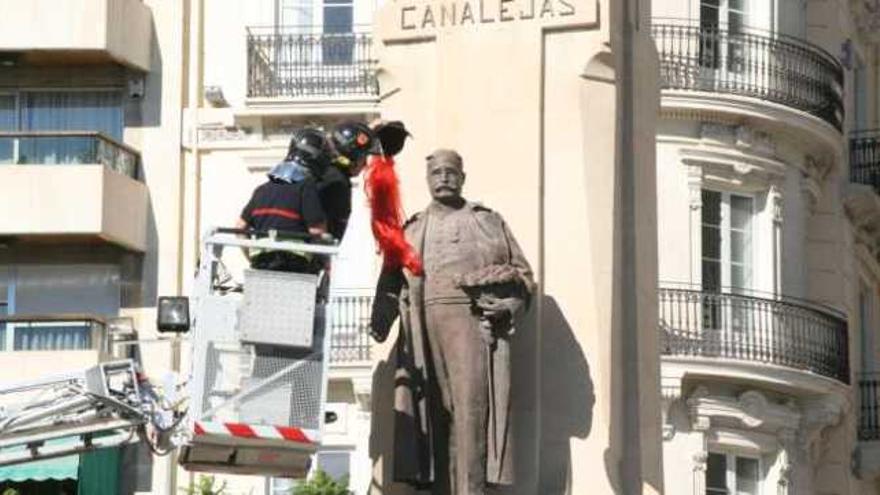 Retiran una peluca del busto de Canalejas