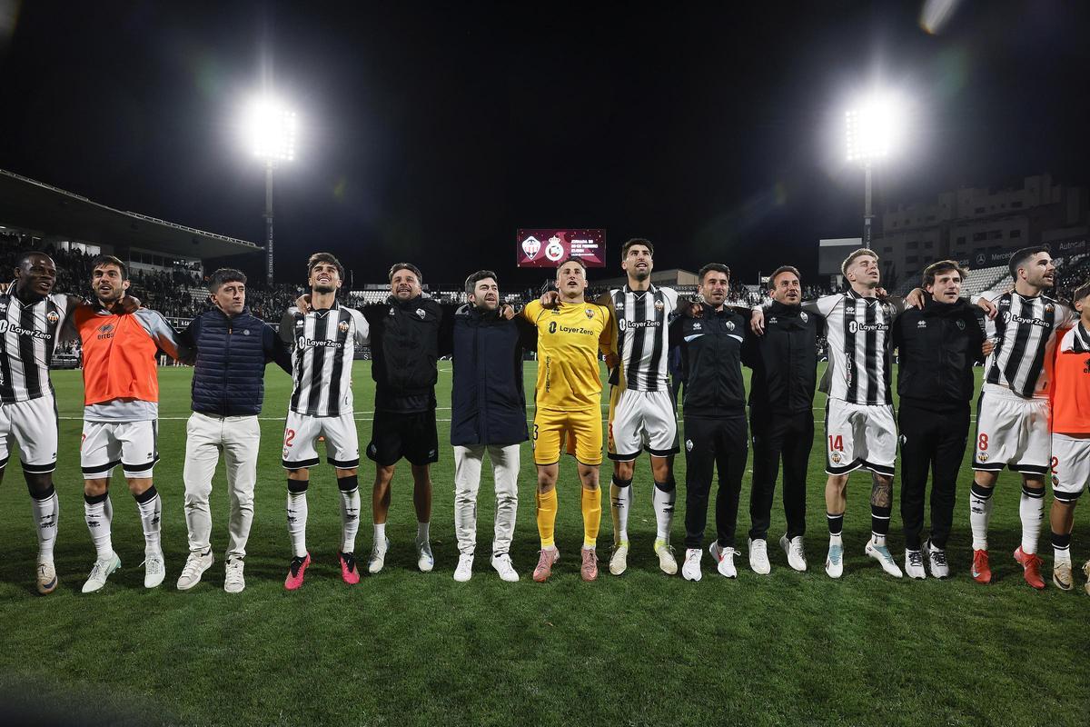 La plantilla del Castellón celebra el 2-0 contra el Deportivo, que aúpa a los albinegros a lo más alto de la clasificación de LaLiga Hypermotion, con un punto de ventaja.