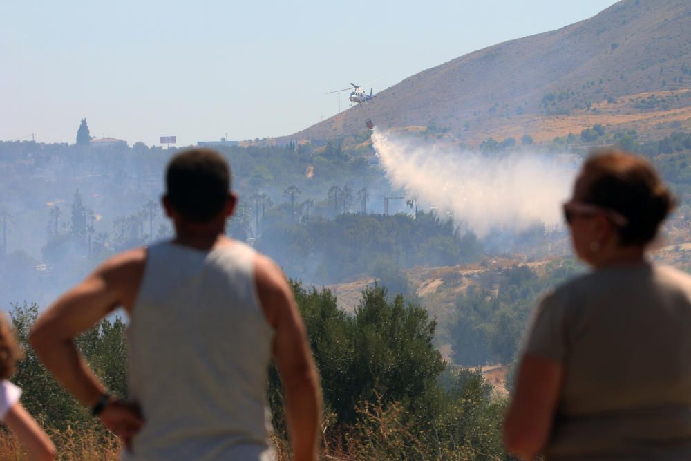 Un incendio en Torremolinos corta la A-7 y colapsa la MA-20